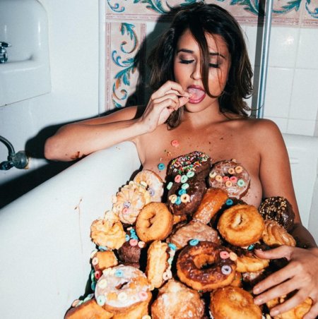 Девушка с едой