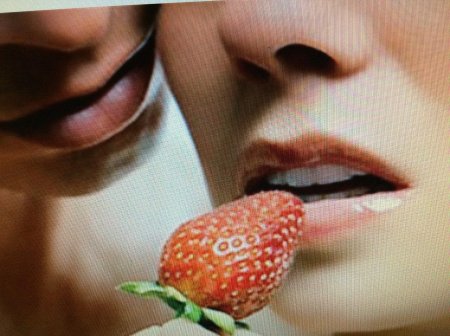 Губы с клубникой