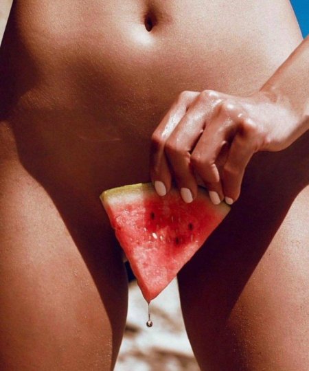 Девушка с арбузами