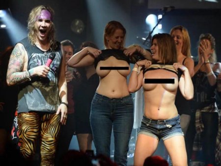 На сцене голые