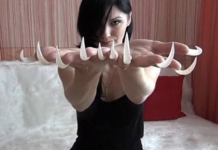 Девушка с длинными ногтями