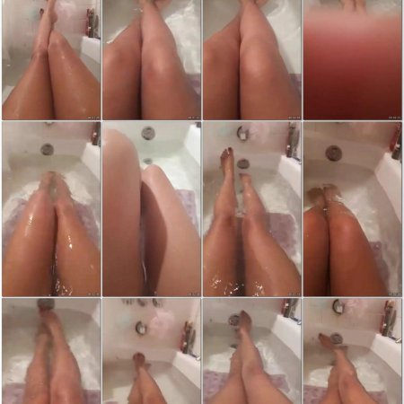 Ножки девушки в ванной