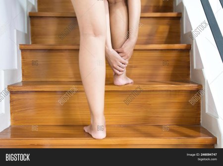 Девушки снизу на лестнице