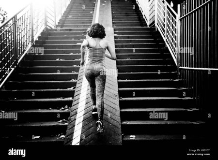 Девушка бежит по лестнице