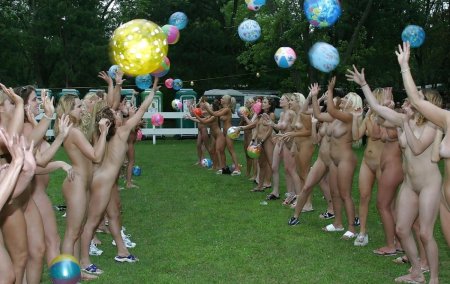 Голые на соревнованиях по футболу
