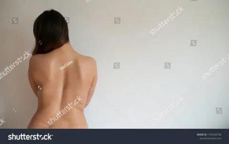 Стесняется спиной голая