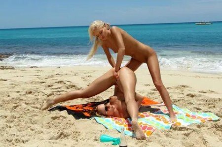 Девушка лижет девушке на пляже