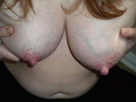 Маленькие отвисшие сиськи рыжей