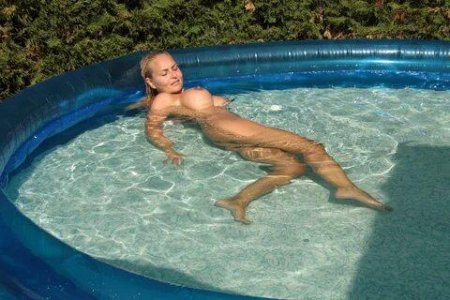 Голенькая в надувном бассейне на даче