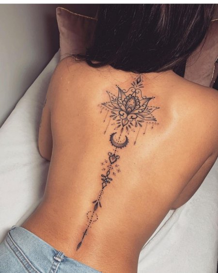 Тату вдоль позвоночника у девушек