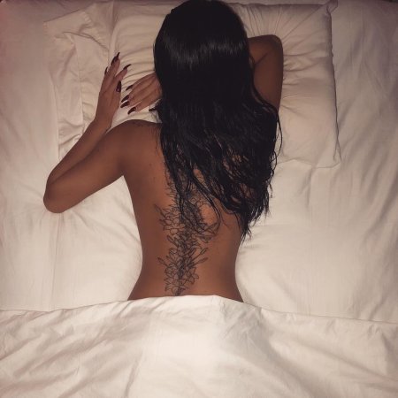 Брюнетка с тату