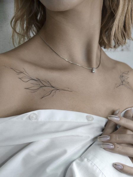 Тату веточка на ключице