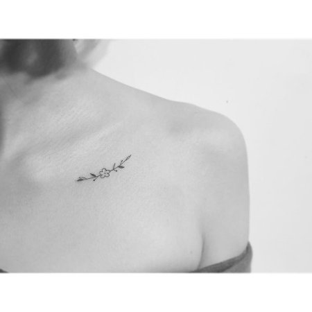 Тату на ключице