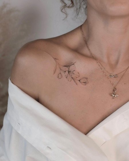 Тату на ключице для девушек нежные и стильные