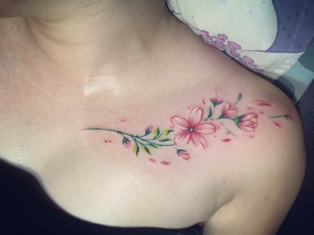 Тату на ключице