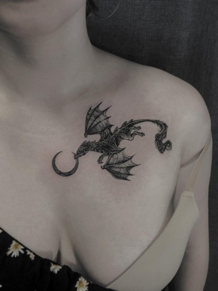 Тату дракончики на ключице