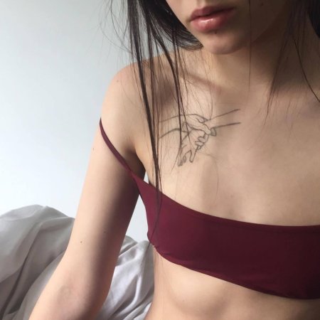 Татуировка на ключице для девушек