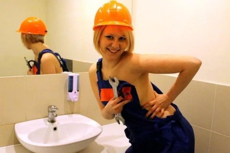Женщина сантехник