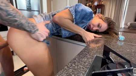 Совратила парня на кухне