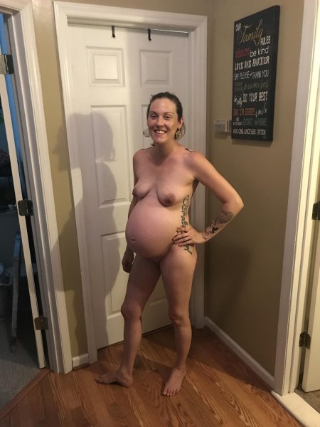 Голая беременная женщина