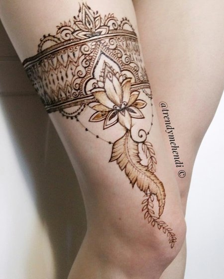 Тату мехенди на бедре
