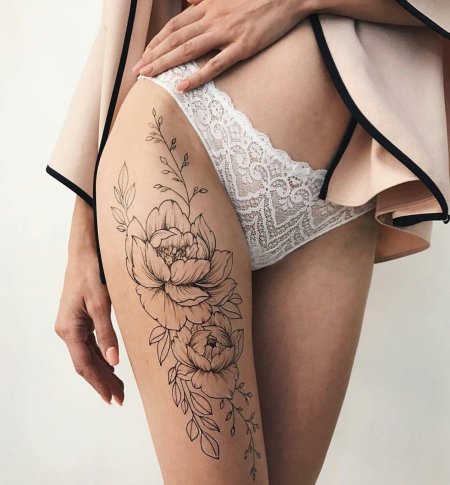 Тату на бедре