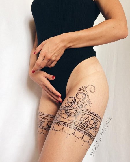 Тату на бедре