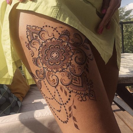 Роспись хной на бедре