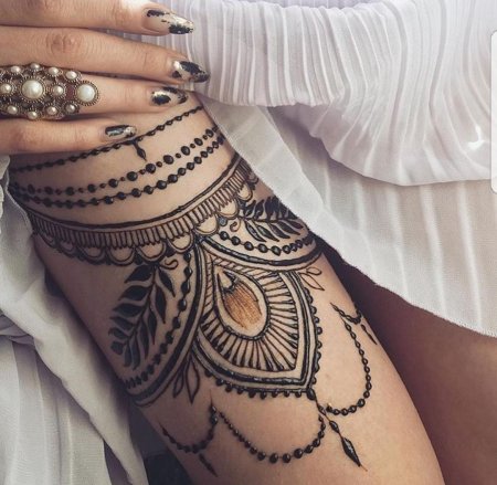Тату хной на бедре