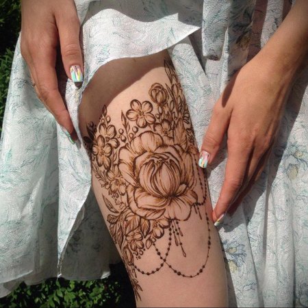 Тату хной на бедре
