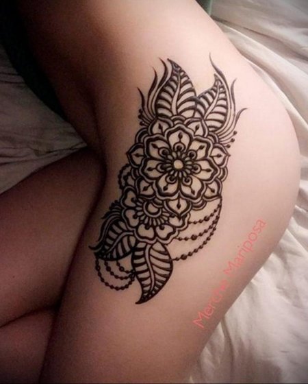 Тату хной на бедре