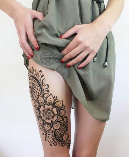 Мехенди на ляжке