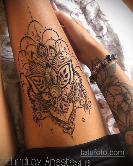 Тату на бедре