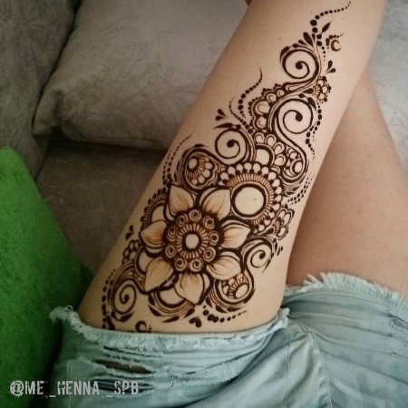 Узоры хной на ноге