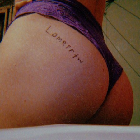 Надписи на теле девушек