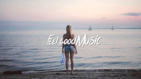 Блондинка на море со спины