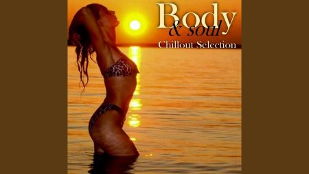 Девушка в купальнике на закате