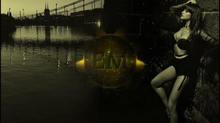 Девушка у стены