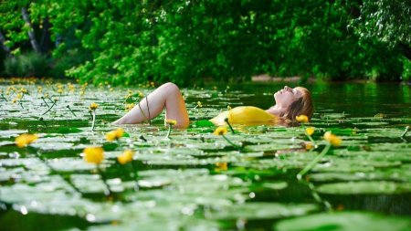 Девушка у пруда