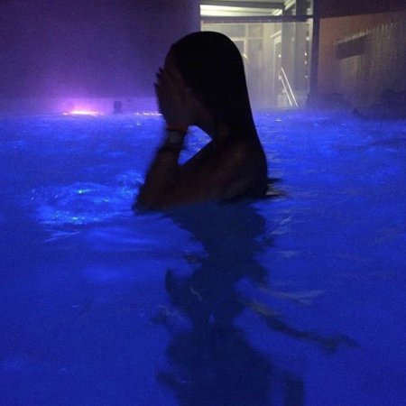 Девушка в бассейне ночью