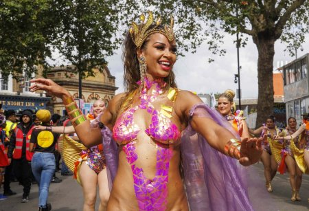 Большие сиськи на карнавале