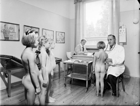 Голые женщины на медосмотре