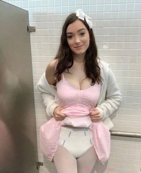 Голые девки в подгузниках