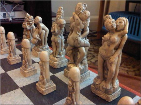 Эротические шахматные фигуры