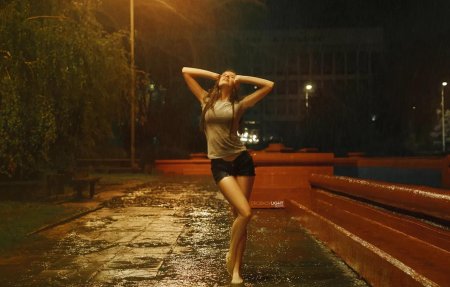 Девушка танцует босиком