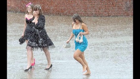 Женщина под дождем