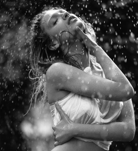 Девушка под дождем