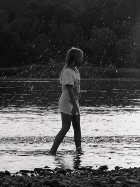 Девушка под дождем без лица