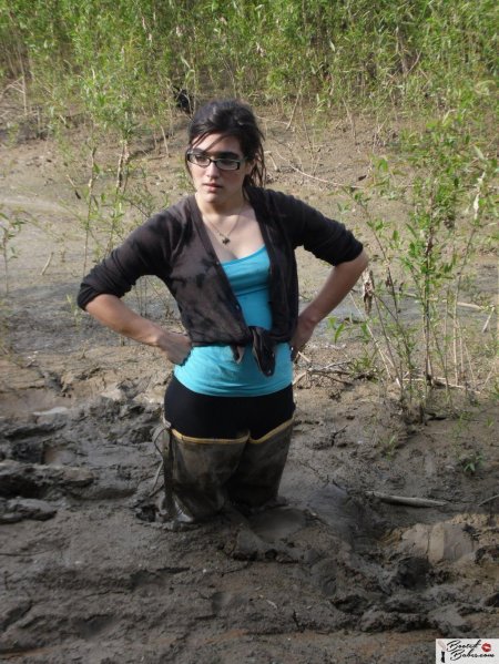 Женщина в болотных сапогах