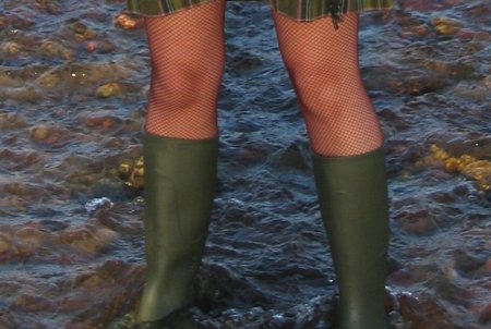 Резиновые сапоги на ногах